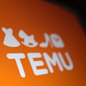 Logo do aplicativo Temu em tela laranja com ícones de compras